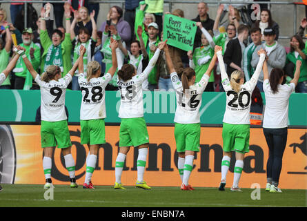 Köln, Deutschland. 1. Mai 2015. Deutsche Frauen-Fußball-Cup-Finale, FFC Turbine Potsdam Vs VfL Wolfsburg: Spieler von Wolfsburg vor Fans feiern. Bildnachweis: Jürgen Schwarz/Alamy Live-Nachrichten Stockfoto