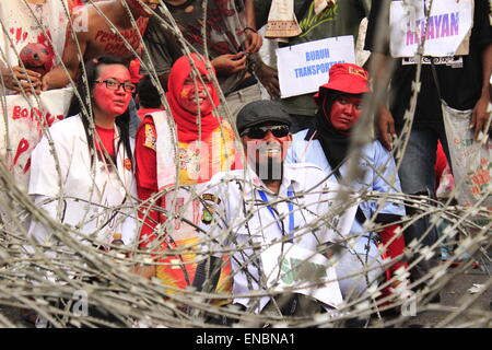 Zentral-Jakarta, Indonesien. 1. Mai 2015. Indonesische Arbeiter und Arbeiter besuchen die Maikundgebung in Jakarta. Tausende von Arbeitern versammelt, um bessere Arbeitsbedingungen verlangen. © Risa Krisadhi/Pacific Press/Alamy Live-Nachrichten Stockfoto