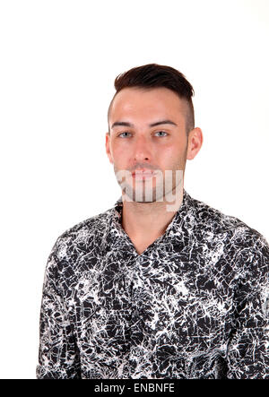Eine Nahaufnahme Bild von einem jungen kaukasischen Mann mit kurzen schwarzen Haaren, Blick in die Kamera, isoliert auf weißem Hintergrund. Stockfoto