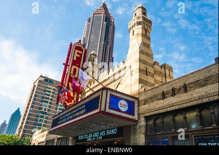 Das historische Fox Theatre in der Peachtree Street mit den berühmten Wolkenkratzern der Skyline von Atlanta, Georgia. (USA) Stockfoto