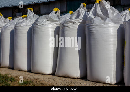 Viele weiße Bigbags in Folge Stockfoto