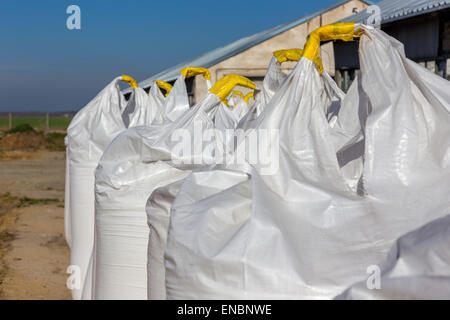 Viele weiße Bigbags in Folge Stockfoto