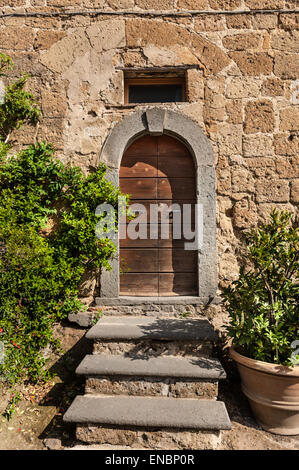 Gewölbte Eingang Residence in Civita di Bagnoregio, Italien Stockfoto