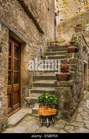 Aufsteigend Stein Schritte zur Wohnung von Civita di Bagnoregio, Italien Stockfoto