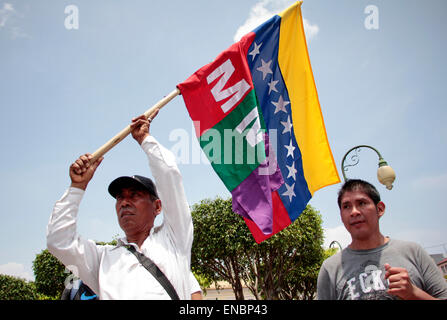 San Salvador, El Salvador. 1. Mai 2015. Ein Mann hält eine Fahne, während die jährliche Demonstration der Maifeiertag in San Salvador, der Hauptstadt von El Salvador, am 1. Mai 2015. © Luis Galdamez/Xinhua/Alamy Live-Nachrichten Stockfoto