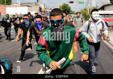 San Salvador, El Salvador. 1. Mai 2015. Jugendliche nehmen Teil an der jährlichen Demonstration der Maifeiertag, in San Salvador, der Hauptstadt von El Salvador, am 1. Mai 2015. © Luis Galdamez/Xinhua/Alamy Live-Nachrichten Stockfoto