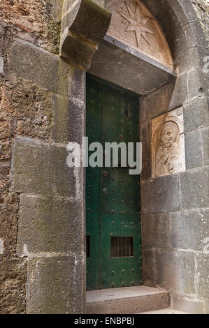 Grün metall Tür am Eingang der Wohnung in Civita di Bagnoregio, Italien Stockfoto