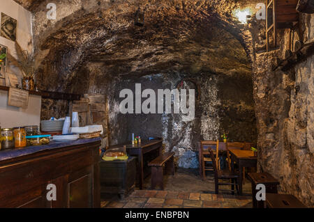 Dunkle, höhlenartige Speisesaal in Civita di Bagnoregio, Italien Stockfoto
