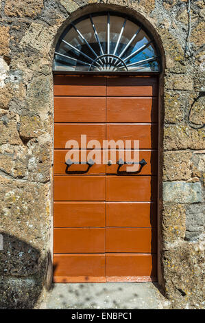 Holztür mit Radius-Fenster in Civita di Bagnoregio, Italien Stockfoto