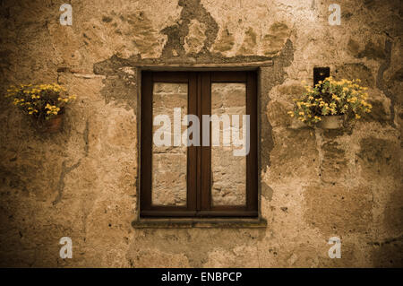 Holz- Fenster und Blumentöpfe auf der Steinmauer in Civita di Bagnoregio, Italien hung Stockfoto