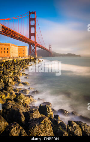 Langzeitbelichtung von der Golden Gate Bridge, gesehen bei Sonnenaufgang von Fort Point, San Francisco, Kalifornien. Stockfoto