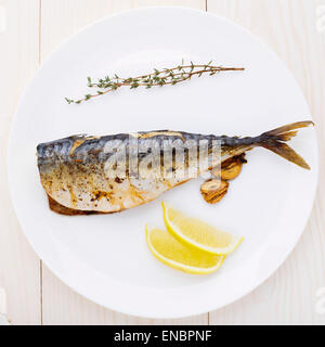 Gebackene Makrele auf einem weißen Teller Delicious Stockfoto