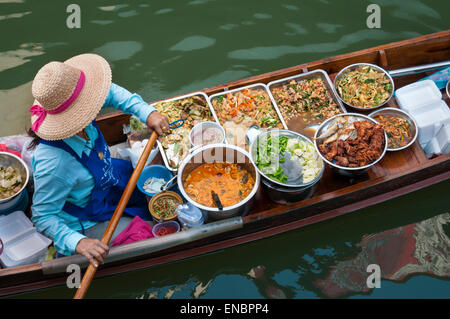Lebensmittel-Hersteller in Damnoen Saduak Floating Market in Ratchaburi, Thailand. Stockfoto