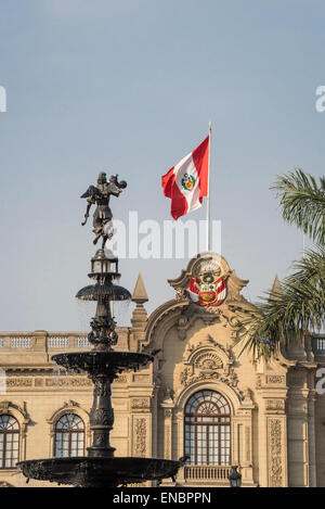 Flagge von Peru am Palacio Gobierno (Regierungspalast) und Bronze Brunnen in Plaza Mayor; Lima, Peru. Stockfoto