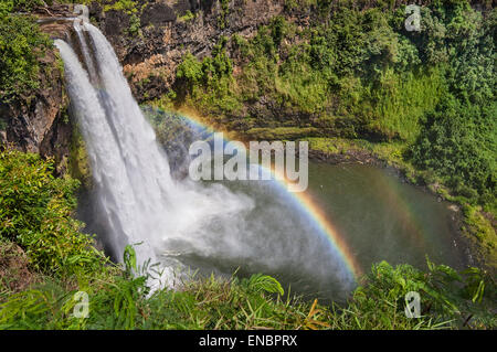 Wailua Falls, ein 80-Fuß hohen Wasserfall auf dem Wailua River; Kauai, Hawaii. Stockfoto