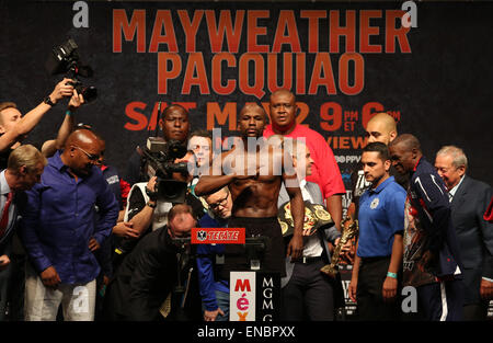 Las Vegas, Nevada, USA. 1. Mai 2015. FLOYD MAYWEATHER wog Freitag im MGM Grand vor Samstag Nacht Meisterschaft im Weltergewicht Kampf offiziell bei der Garden Arena. Ein Datensatz 11.500 Boxfans gefüllt der MGM Grand Garden Arena. Mayweather wog 146 lbs Credit: Craig Durling/ZUMA Draht/Alamy Live News Stockfoto