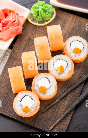 Sushi-Rollen Philadelphia mit Kaviar, Lachs und avocado Stockfoto