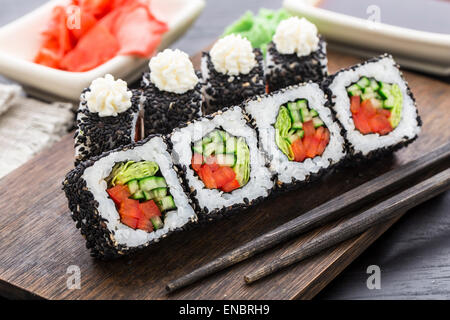 Sushi roll mit Lachs, Garnelen und Tomaten Stockfoto