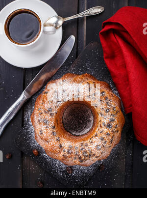 Kuchen mit Rosinen auf einer hölzernen Tafel Stockfoto