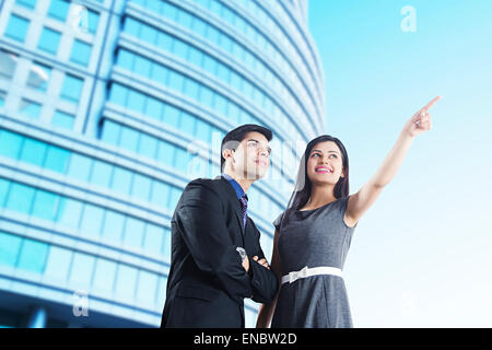 2 indische Geschäftskollegen Hinweis anzeigen Stockfoto