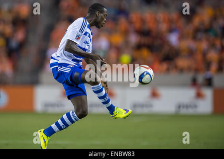 Houston, Texas, USA. 1. Mai 2015. FC Dallas Mittelfeldspieler Je-Vaughn Watson (27) steuert den Ball bei einem MLS-Spiel zwischen dem Houston Dynamo und FC Dallas BBVA Compass Stadium in Houston, Texas am 1. Mai 2015. Dallas gewann das Spiel 4: 1. Bildnachweis: Trask Smith/ZUMA Draht/Alamy Live-Nachrichten Stockfoto