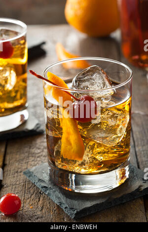 Hausgemachte Old Fashioned Cocktail mit Kirschen und Orangenschale Stockfoto