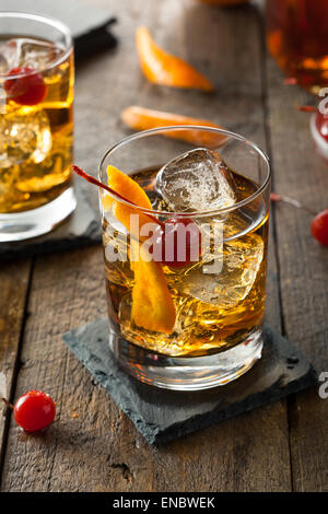 Hausgemachte Old Fashioned Cocktail mit Kirschen und Orangenschale Stockfoto