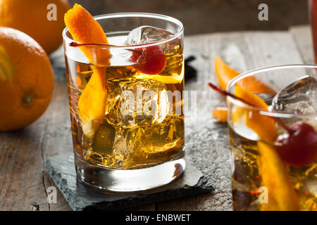 Hausgemachte Old Fashioned Cocktail mit Kirschen und Orangenschale Stockfoto