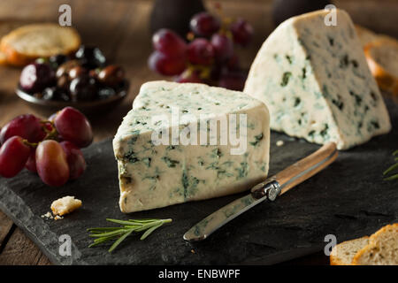 Bio Blauschimmelkäse Keil mit Oliven und Trauben Stockfoto