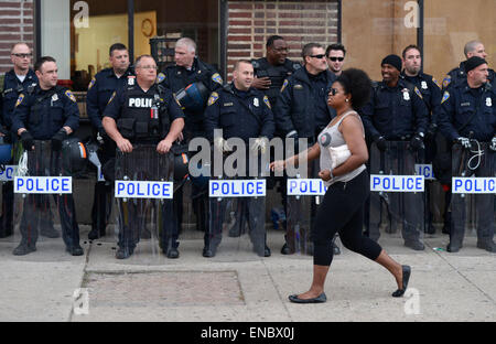 Baltimore, USA. 1. Mai 2015. Ein Womon Spaziergänge Unruhen Polizisten in West Baltimore, Maryland, USA, 1. Mai 2015. Maryland Staatsanwalt am Freitag angekündigt, Strafanzeige gegen alle sechs Baltimore Polizisten den Tod der 25-Jahr-alten schwarzen Mann Freddie Gray beteiligt. Bildnachweis: Yin Bogu/Xinhua/Alamy Live-Nachrichten Stockfoto