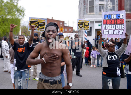 Baltimore, USA. 1. Mai 2015. Bewohner feiern in West Baltimore, Maryland, USA, 1. Mai 2015. Maryland Staatsanwalt am Freitag angekündigt, Strafanzeige gegen alle sechs Baltimore Polizisten den Tod der 25-Jahr-alten schwarzen Mann Freddie Gray beteiligt. Bildnachweis: Yin Bogu/Xinhua/Alamy Live-Nachrichten Stockfoto