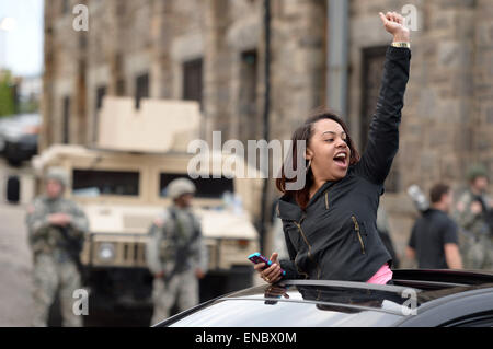 Baltimore, USA. 1. Mai 2015. Ein Frauen feiert aus einem Fahrzeug in West Baltimore, Maryland, USA, 1. Mai 2015. Maryland Staatsanwalt am Freitag angekündigt, Strafanzeige gegen alle sechs Baltimore Polizisten den Tod der 25-Jahr-alten schwarzen Mann Freddie Gray beteiligt. Bildnachweis: Yin Bogu/Xinhua/Alamy Live-Nachrichten Stockfoto