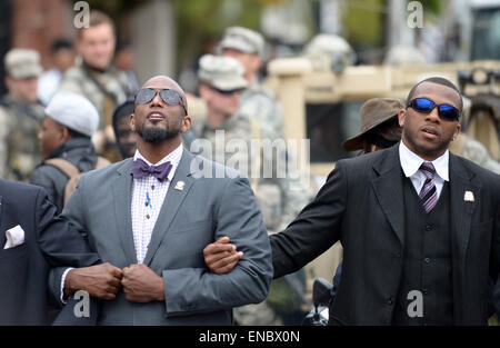 Baltimore, USA. 1. Mai 2015. Bewohner trauern um Freddie Gray in West Baltimore, Maryland, USA, 1. Mai 2015. Maryland Staatsanwalt am Freitag angekündigt, Strafanzeige gegen alle sechs Baltimore Polizisten den Tod der 25-Jahr-alten schwarzen Mann Freddie Gray beteiligt. Bildnachweis: Yin Bogu/Xinhua/Alamy Live-Nachrichten Stockfoto