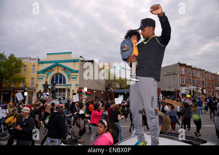 Baltimore, USA. 1. Mai 2015. Ein Mann mit seinem Baby feiert auf ein Fahrzeug in West Baltimore, Maryland, USA, 1. Mai 2015. Maryland Staatsanwalt am Freitag angekündigt, Strafanzeige gegen alle sechs Baltimore Polizisten den Tod der 25-Jahr-alten schwarzen Mann Freddie Gray beteiligt. Bildnachweis: Yin Bogu/Xinhua/Alamy Live-Nachrichten Stockfoto