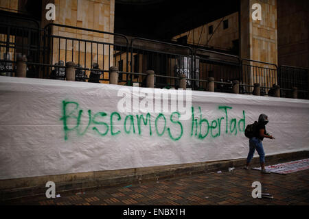 Bogota, Kolumbien. 1. Mai 2015. Ein Mann nimmt Teil an einer Demonstration in Comemmoration der Maifeiertag in Bogota, Kolumbien, am 1. Mai 2015. Der internationale Tag, erinnert auch bekannt als Tag der Arbeit oder Maifeiertag, den Kampf der Arbeiter in den industrialisierten Ländern im 19. Jahrhundert für bessere Arbeitsbedingungen. © Jhon Paz/Xinhua/Alamy Live-Nachrichten Stockfoto