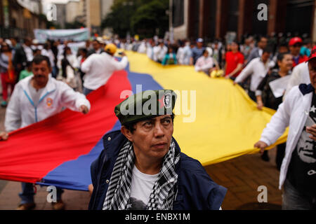 Bogota, Kolumbien. 1. Mai 2015. Ein Mann nimmt Teil an einer Demonstration in Comemmoration der Maifeiertag in Bogota, Kolumbien, am 1. Mai 2015. Der internationale Tag, erinnert auch bekannt als Tag der Arbeit oder Maifeiertag, den Kampf der Arbeiter in den industrialisierten Ländern im 19. Jahrhundert für bessere Arbeitsbedingungen. © Jhon Paz/Xinhua/Alamy Live-Nachrichten Stockfoto