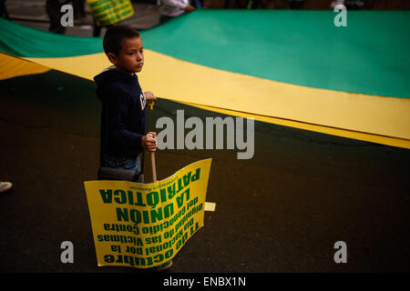 Bogota, Kolumbien. 1. Mai 2015. Ein Junge nimmt Teil an einer Demonstration in Comemmoration der Maifeiertag in Bogota, Kolumbien, am 1. Mai 2015. Der internationale Tag, erinnert auch bekannt als Tag der Arbeit oder Maifeiertag, den Kampf der Arbeiter in den industrialisierten Ländern im 19. Jahrhundert für bessere Arbeitsbedingungen. © Jhon Paz/Xinhua/Alamy Live-Nachrichten Stockfoto