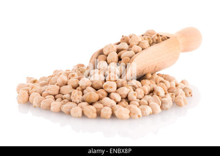 Ungekochte Kichererbsen und hölzerne Schaufel auf weißem Hintergrund. Stockfoto