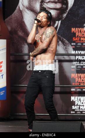 Las Vegas, Nevada, USA. 1. Mai 2015. Rapper Swae Lee aus dem Rap-Duo Rae Sremmurd führt am 1. Mai 2015 bei der Zeremonie-wiegen für die bevorstehende Championship Match zwischen Floyd Mayweather Jr. und Manny Pacquiao im MGM Grand Arena in Las Vegas, Nevada-Credit: Marcel Thomas/ZUMA Draht/Alamy Live News Stockfoto