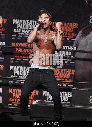 Las Vegas, Nevada, USA. 1. Mai 2015. Rapper Swae Lee aus dem Rap-Duo Rae Sremmurd führt am 1. Mai 2015 bei der Zeremonie-wiegen für die bevorstehende Championship Match zwischen Floyd Mayweather Jr. und Manny Pacquiao im MGM Grand Arena in Las Vegas, Nevada-Credit: Marcel Thomas/ZUMA Draht/Alamy Live News Stockfoto