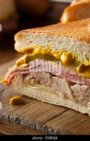 Hausgemachte traditionelle kubanische Sandwiches mit Schinken Schweinefleisch und Käse Stockfoto