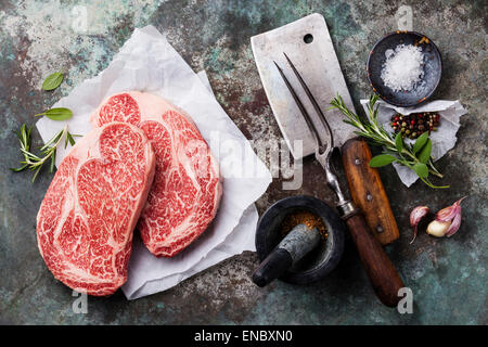 Rohe marmorierte Frischfleisch Black Angus Steak und Gewürze auf Metall Hintergrund Stockfoto