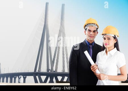 2 indische Ingenieur Kollege Brückenprojekt Stockfoto