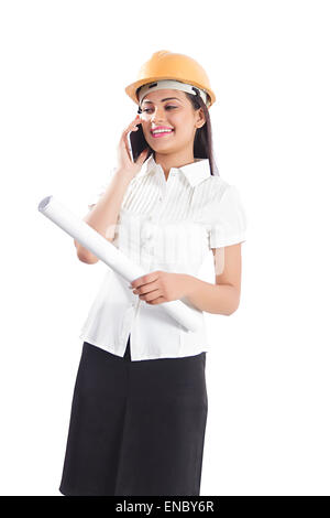 1 Indischer Architekt Frau Talking Telefon Stockfoto