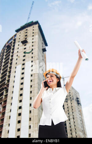 1 Indischer Architekt Frau Bau Website sprechen Telefon Stockfoto