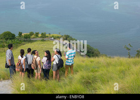 Junge Menschen genießt Panoramablick am Bukit Tanjung Kajuwulu, Maumere, Flores, Indonesien. Stockfoto