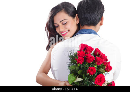 2 indische verheiratet Paare rose Bouquet Überraschung Valentinstag Stockfoto