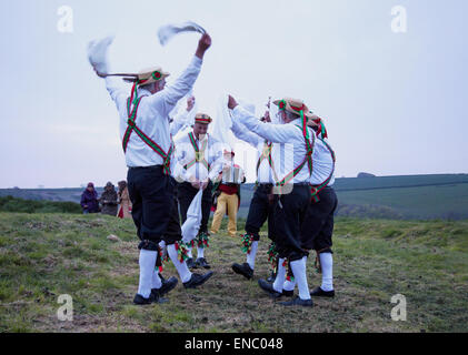 Wessex Morris Männer tanzen oben auf dem Hügel bei Cerne Abbas während Maifeiertag feiern. Stockfoto