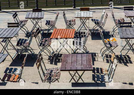 Leere Tabellen von einem Biergarten neben der Spree, Berlin, Deutschland Stockfoto