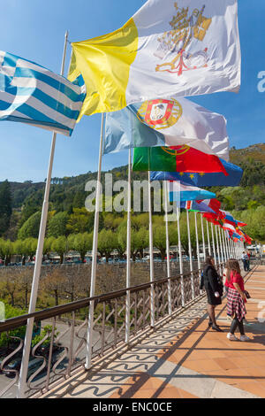 Der Vatikan Fähnchen im Wind in das Heiligtum von Sao Bento da Porta Aberta. Terras de Bouro, Portugal. Stockfoto